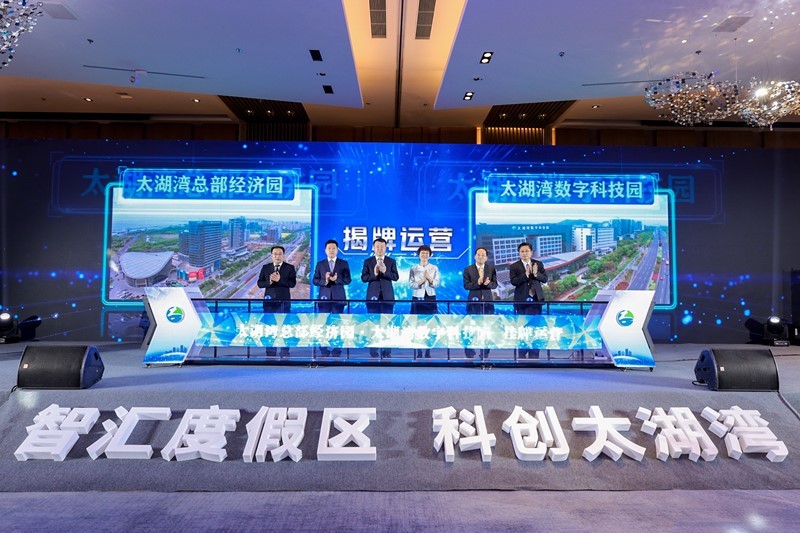 包含“足球+科技”双轮驱动，行业创新迈出坚实步伐的词条