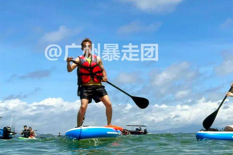 海湾极速划艇赛，海浪翻滚中的极致速度